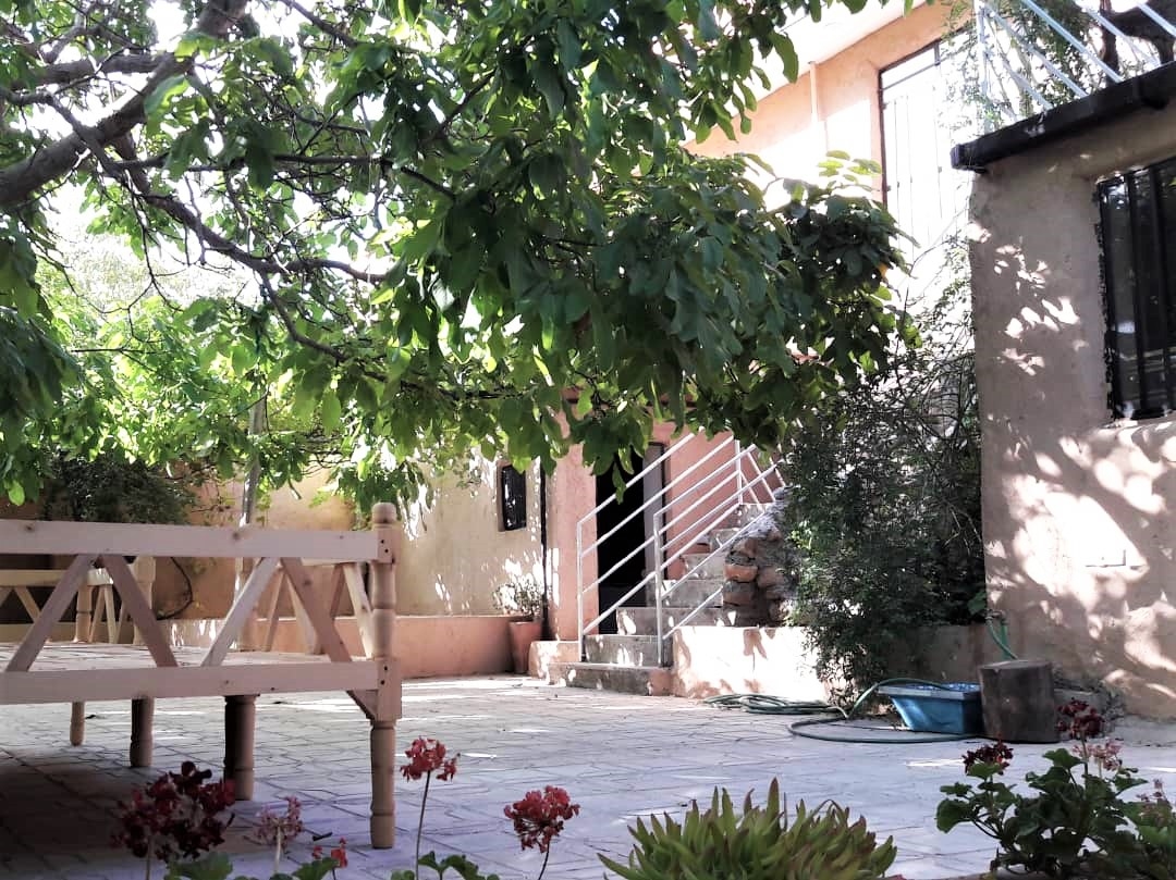 اجاره خانه مرمت شده بومگردی دو خوابه در برشنه سپیدان-تراس