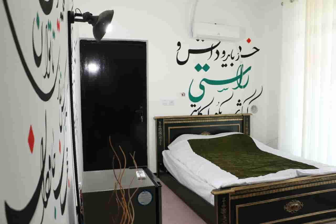 عکس اتاق سنتی در باب انار شهر خفر - بیژن و منیژه