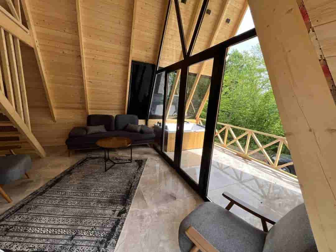 عکس کلبه سوئیسی جنگلی جکوزی دار در برنجستانک