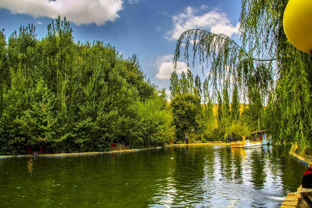 سوئیت بومگردی 55 متری در کمهر سپیدان - 4 نمایی از حیاط