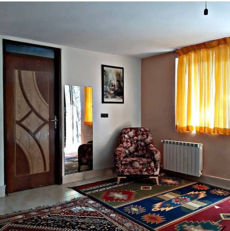 سوئیت بومگردی 55 متری در کمهر سپیدان - 4 نمایی از حیاط