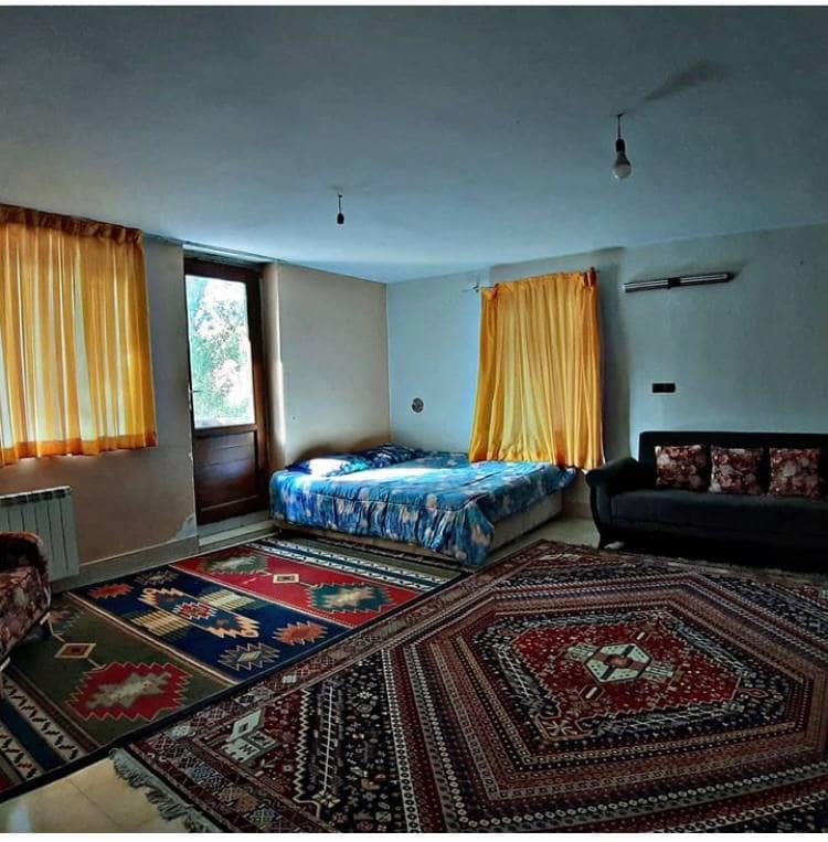 سوئیت بومگردی 55 متری در کمهر سپیدان - 4 نمایی از حیاط