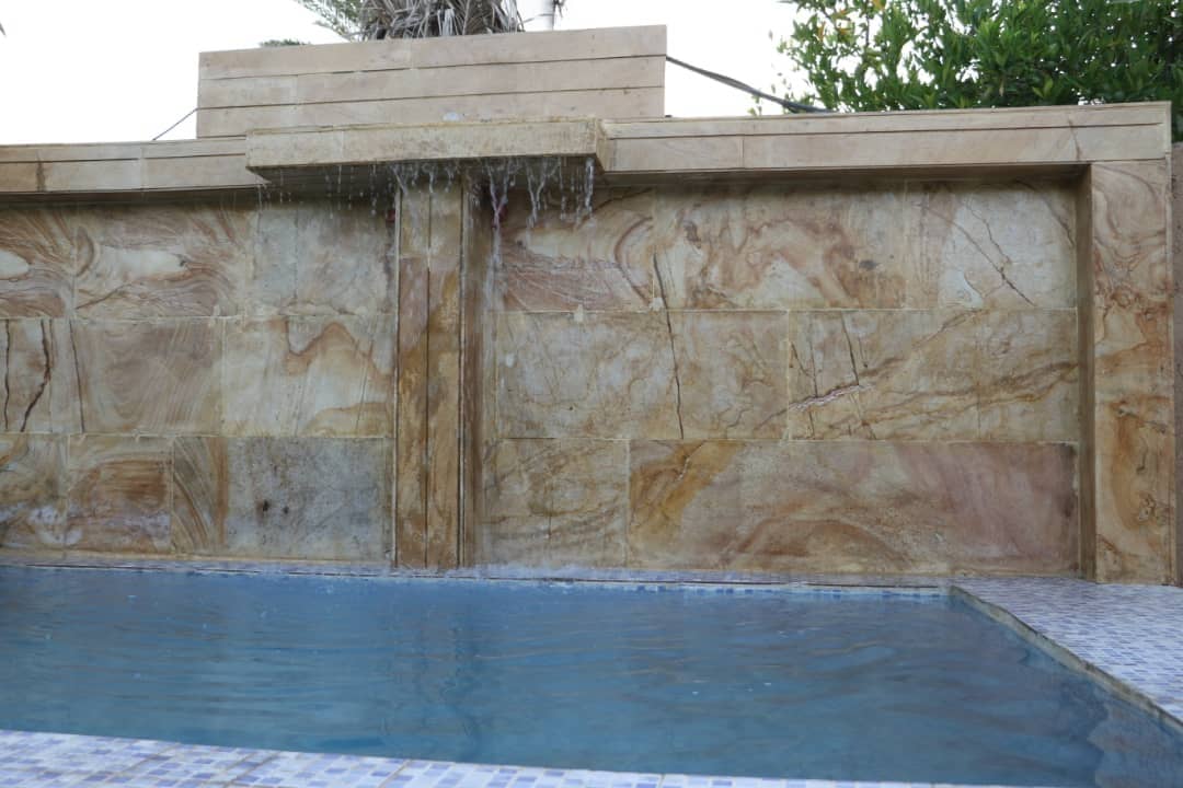 اتاق سنتی در باب انار شهر خفر - بیژن و منیژه