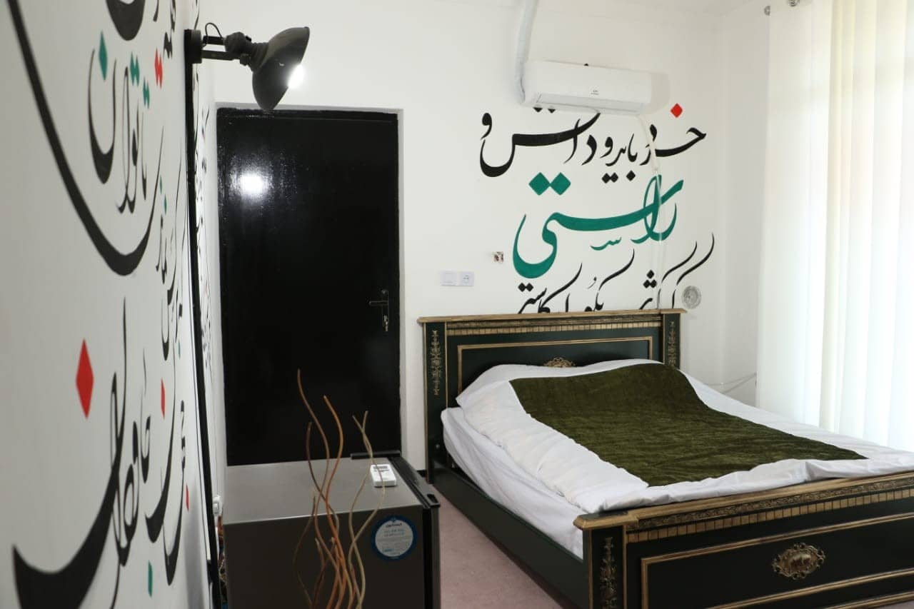 اتاق سنتی در باب انار شهر خفر - بیژن و منیژه
