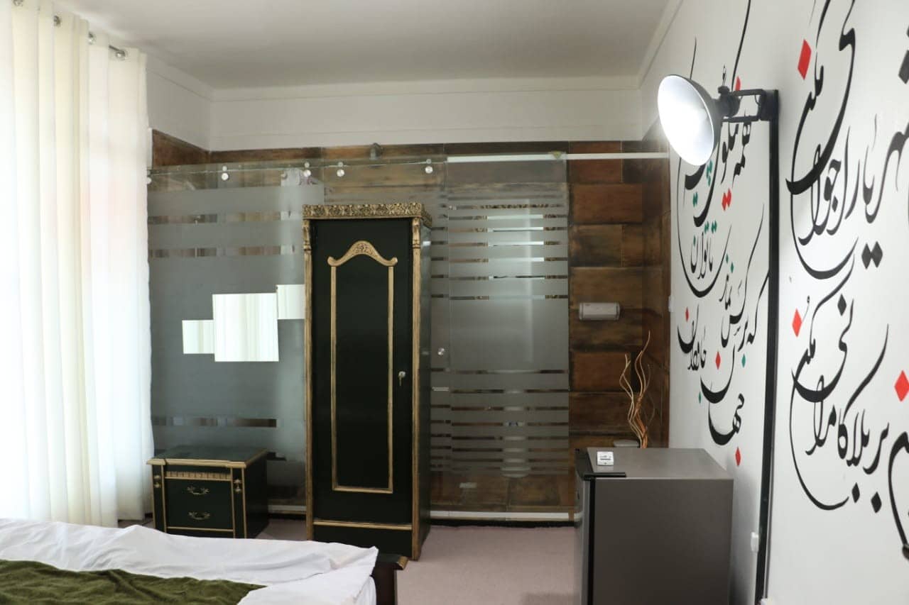 اتاق سنتی در باب انار شهر خفر - بیژن و منیژه