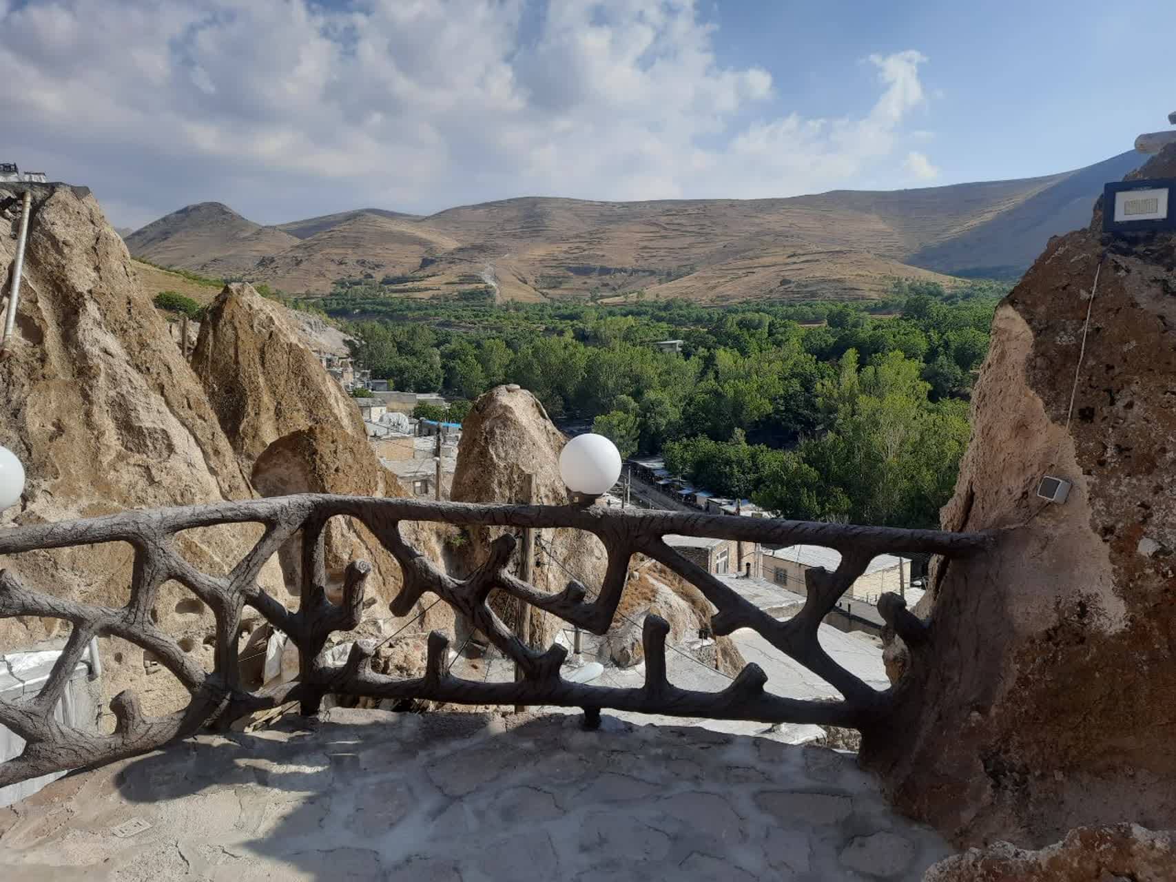 اجاره اقامتگاه صخره ای در روستای توریستی کندوان