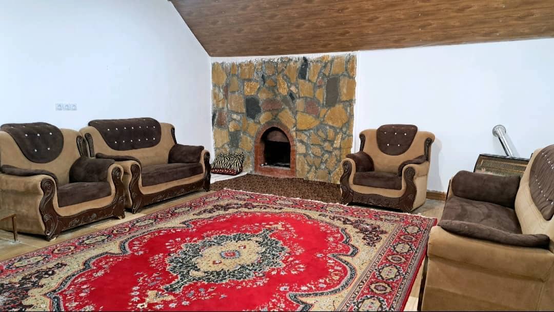 کلبه سوئیسی با استخر روباز آبسرد در روستای خوشمکان سپیدان