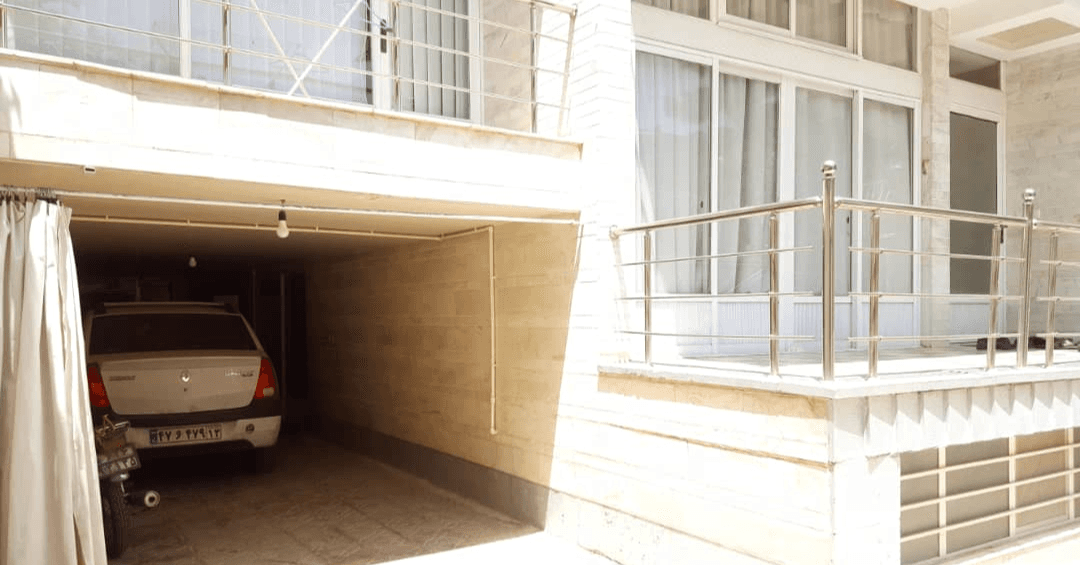 پارکینگ در حیاط