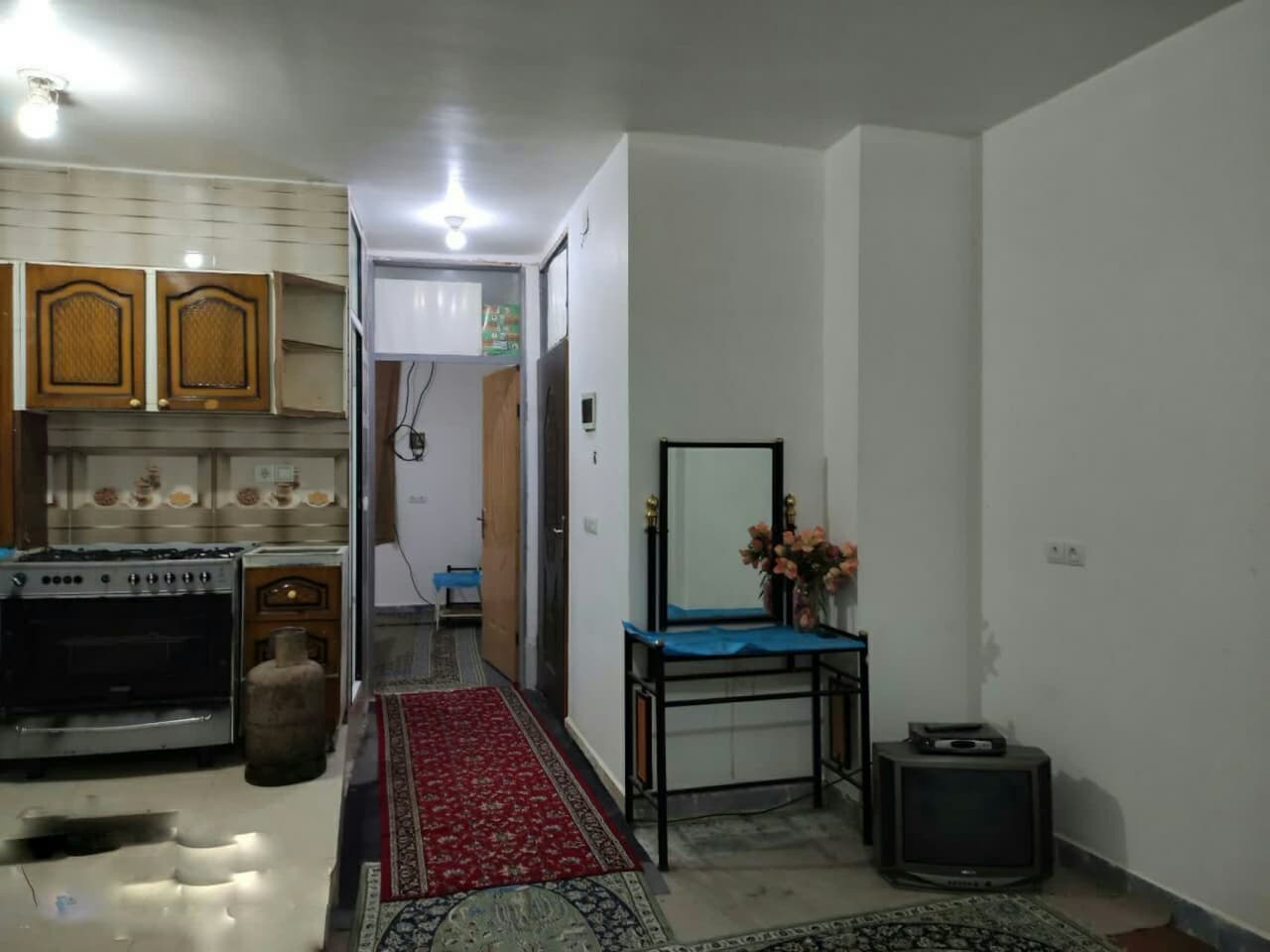 نمایی از سالن و آشپزخانه
