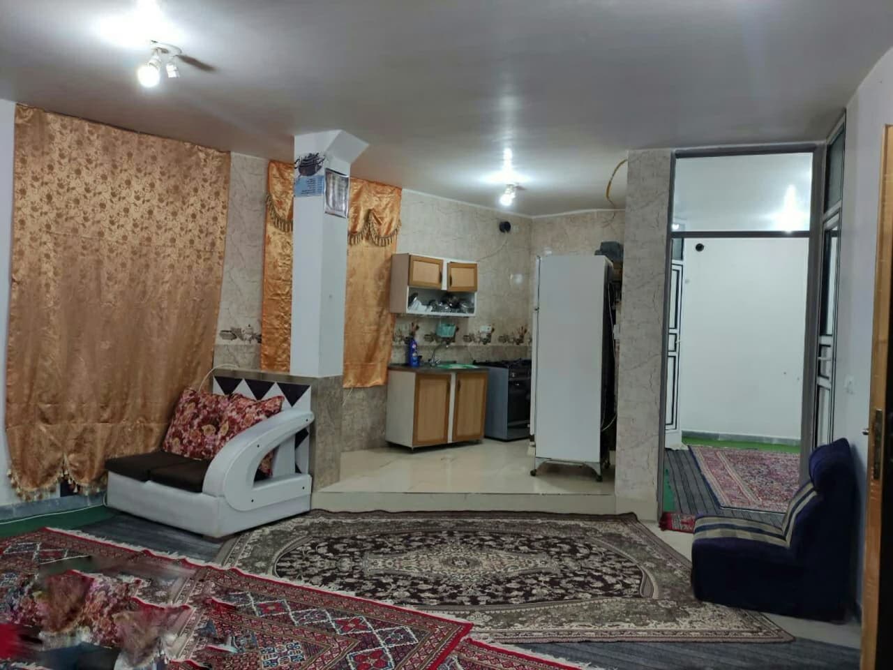 نمایی از سالن و آشپزخانه