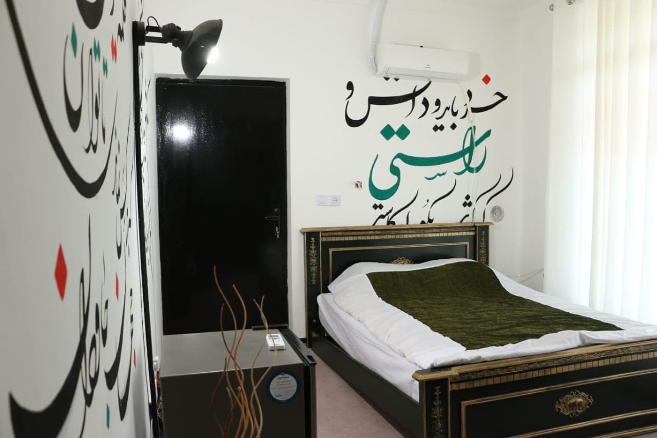 اتاق سنتی در باب انار شهر خفر - بیژن و منیژه