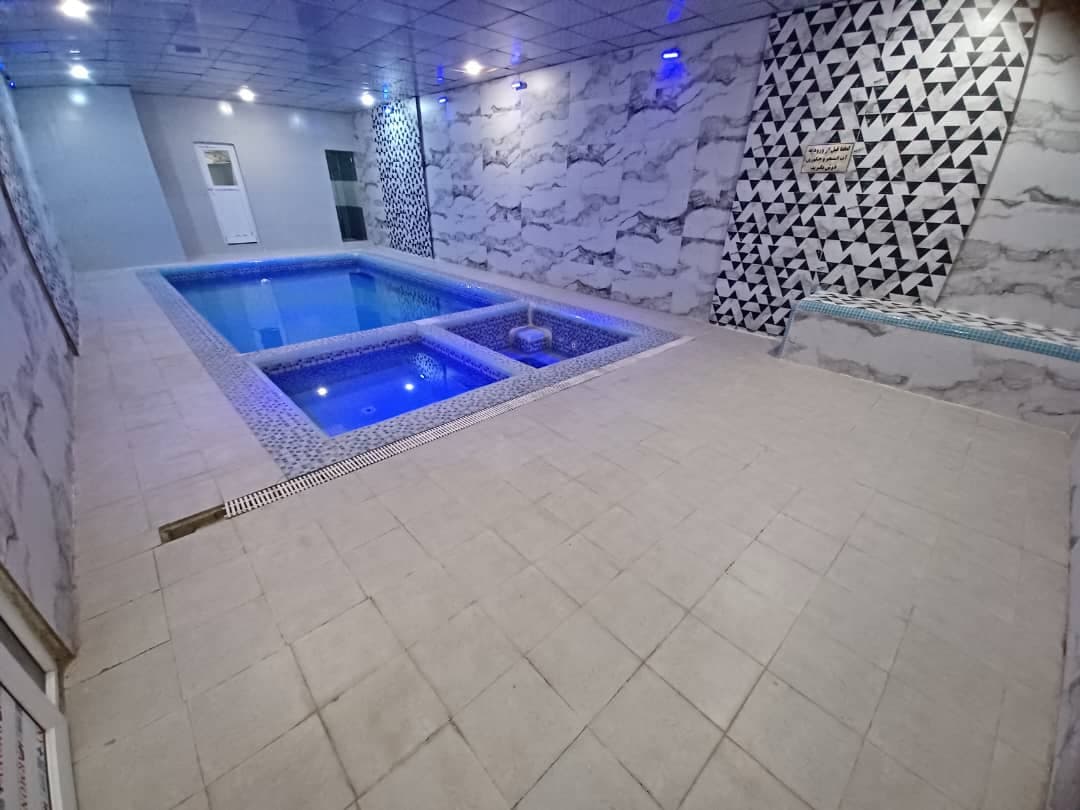 استخر سرپوشیده آب گرم