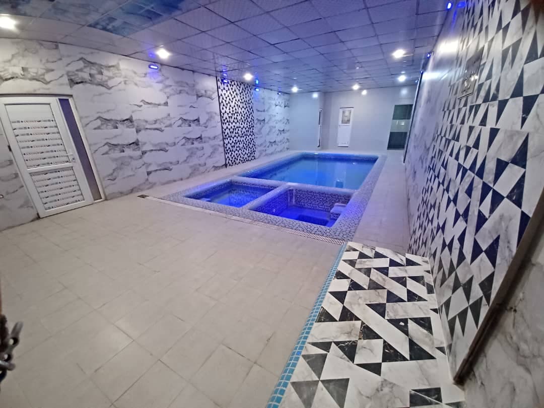 استخر سرپوشیده آب گرم