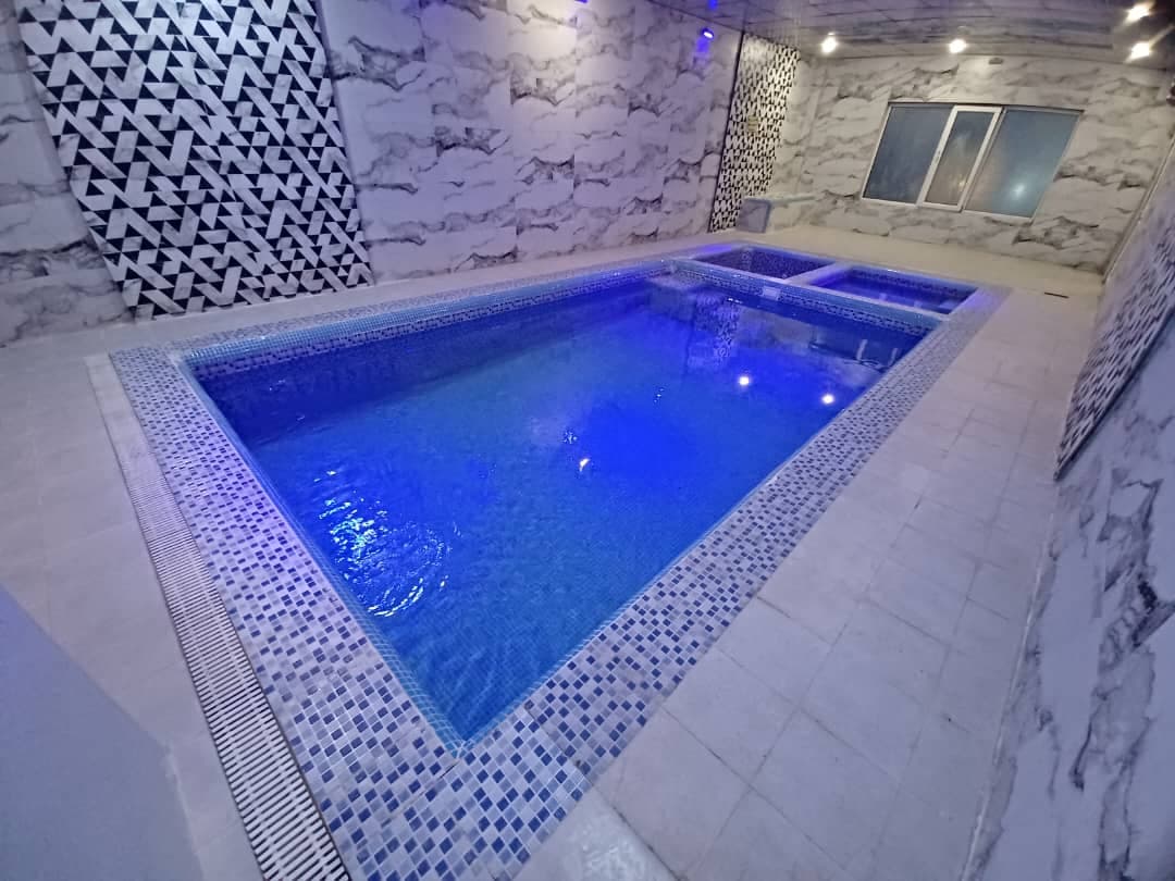 استخر سرپوشیده آب گرم