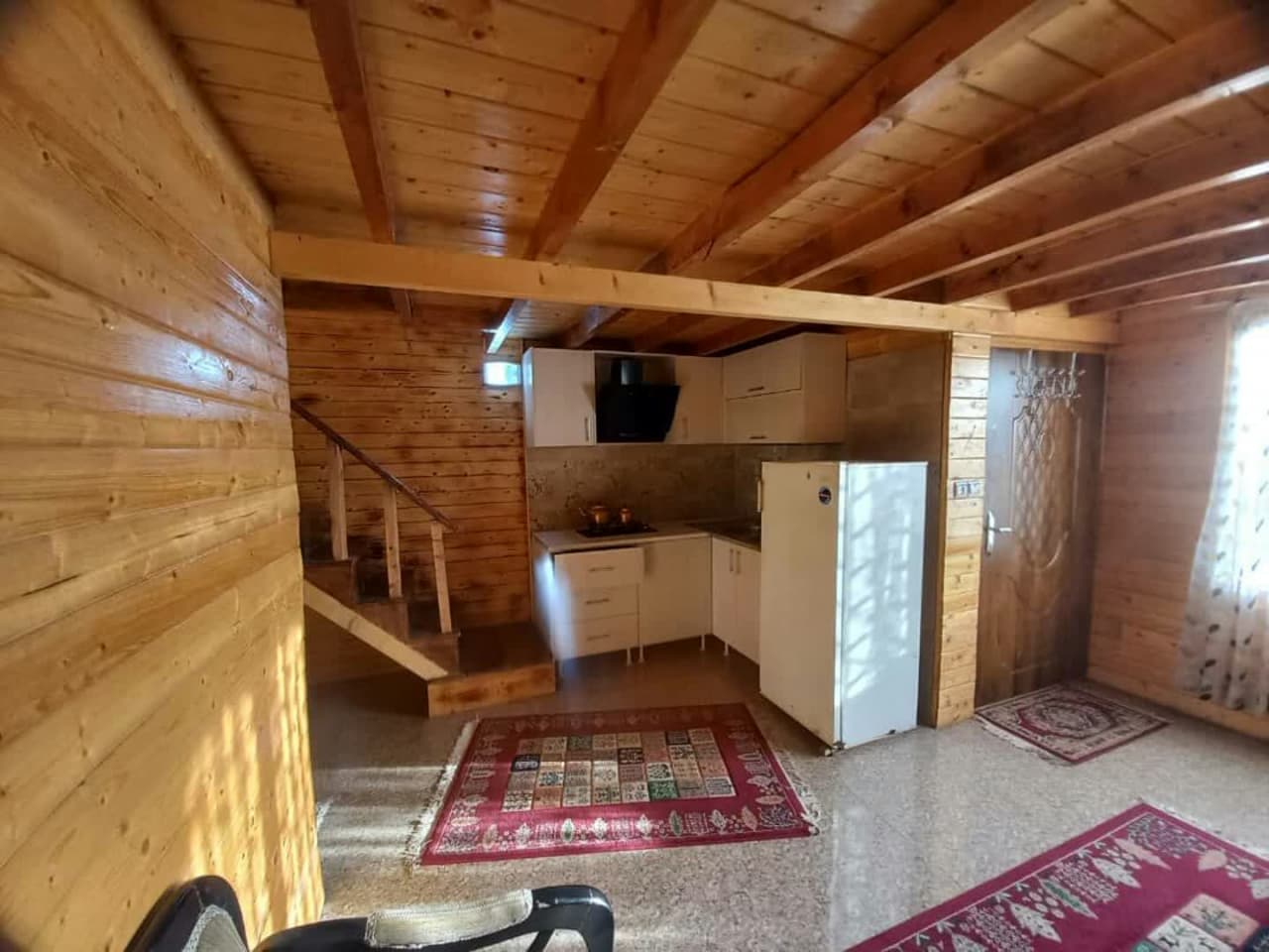 نمایی از سالن و آشپزخانه