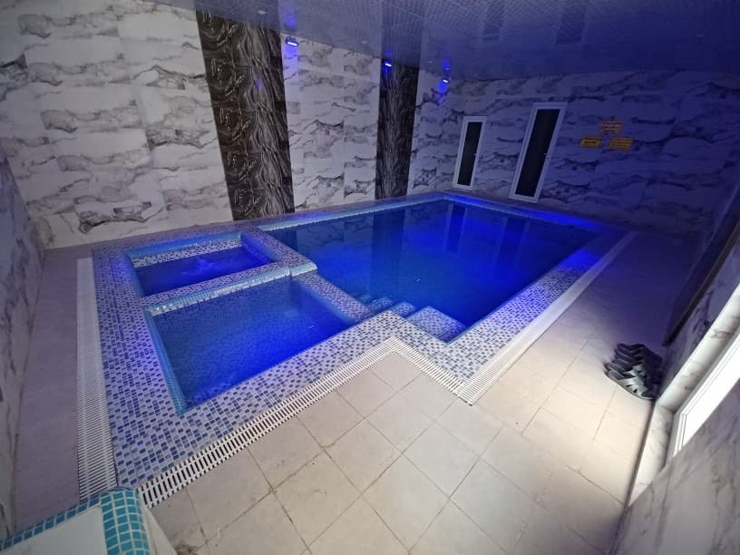 استخر سرپوشیده آب گرم