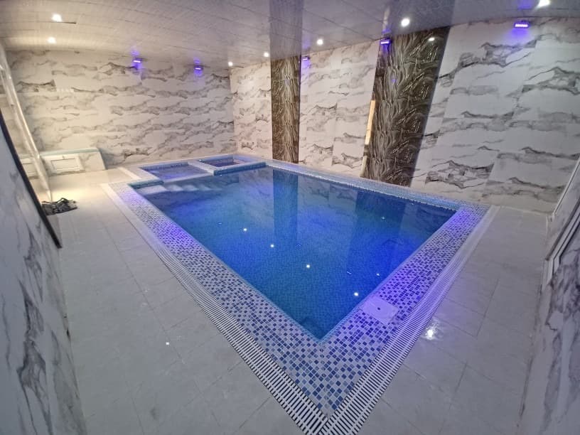 استخر سرپوشیده آب گرم