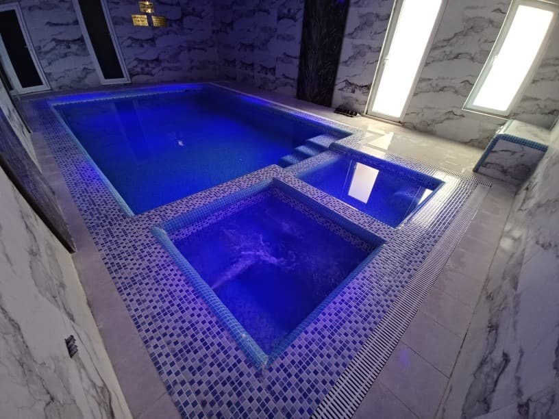 استخر سرپوشیده آب گرم