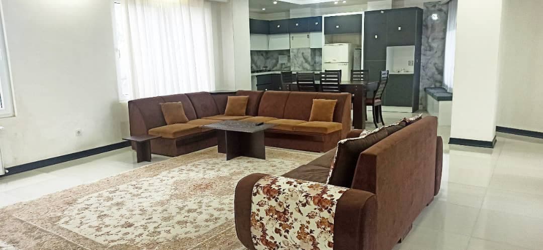 سالن و نمایی از اشپزخانه