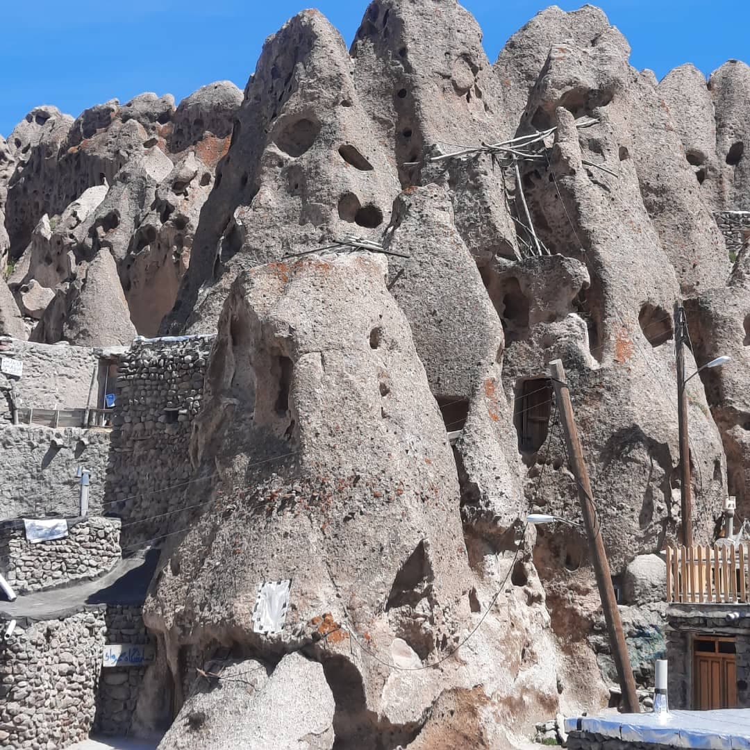 اجاره اقامتگاه صخره‌ای در روستای کندوان