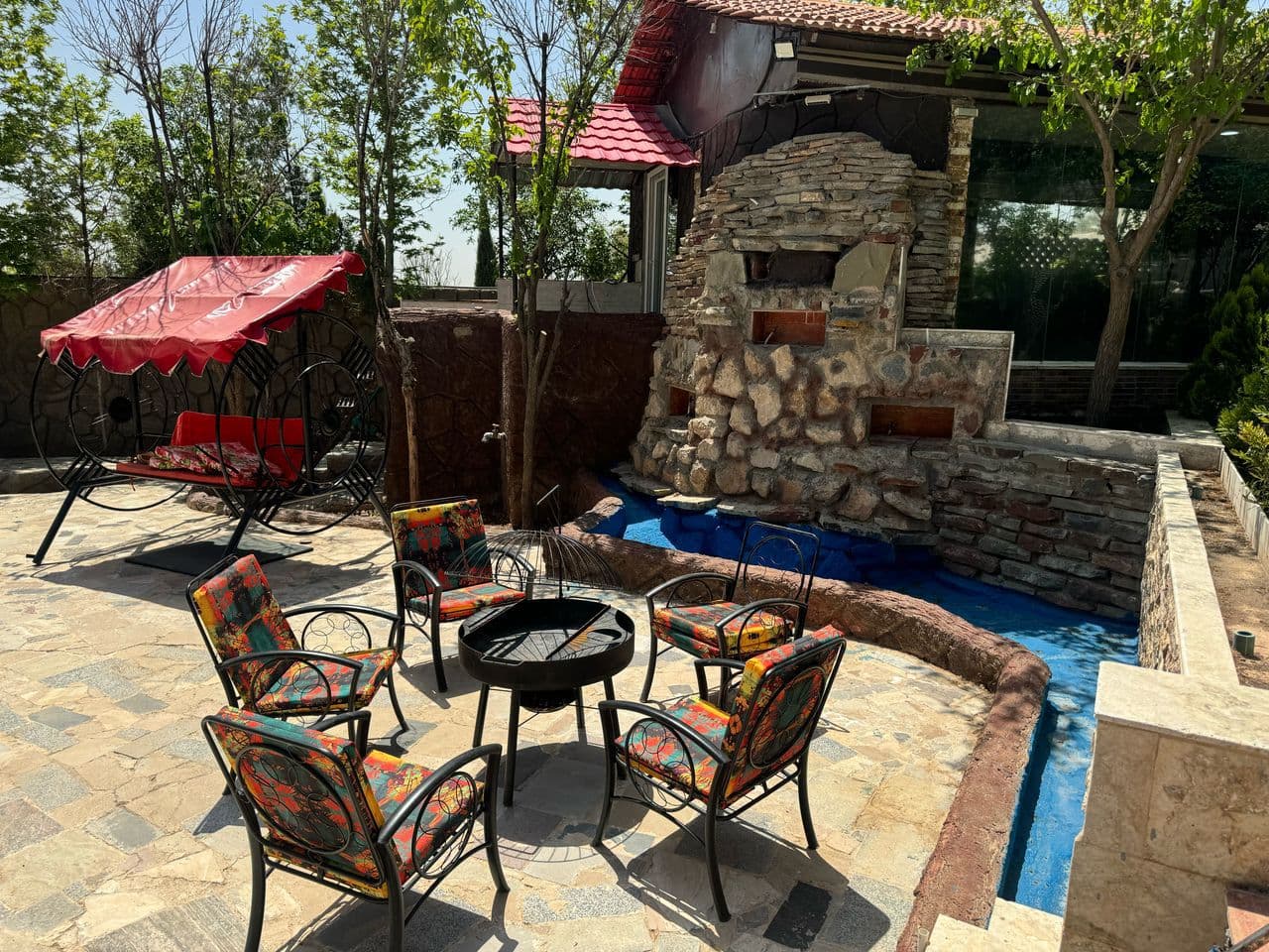 نمایی از حیاط